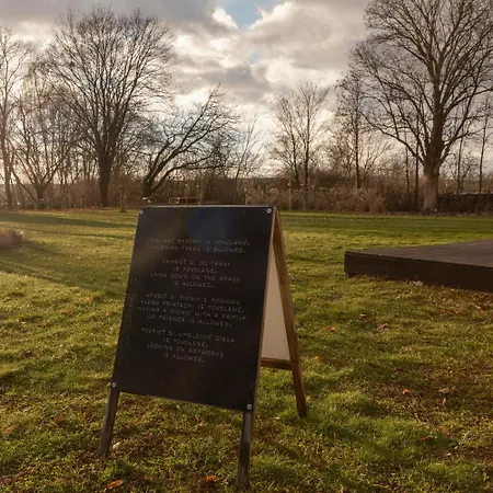 Private In Art Centre Apartment