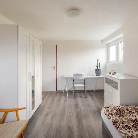 Private In Art Centre Apartment *